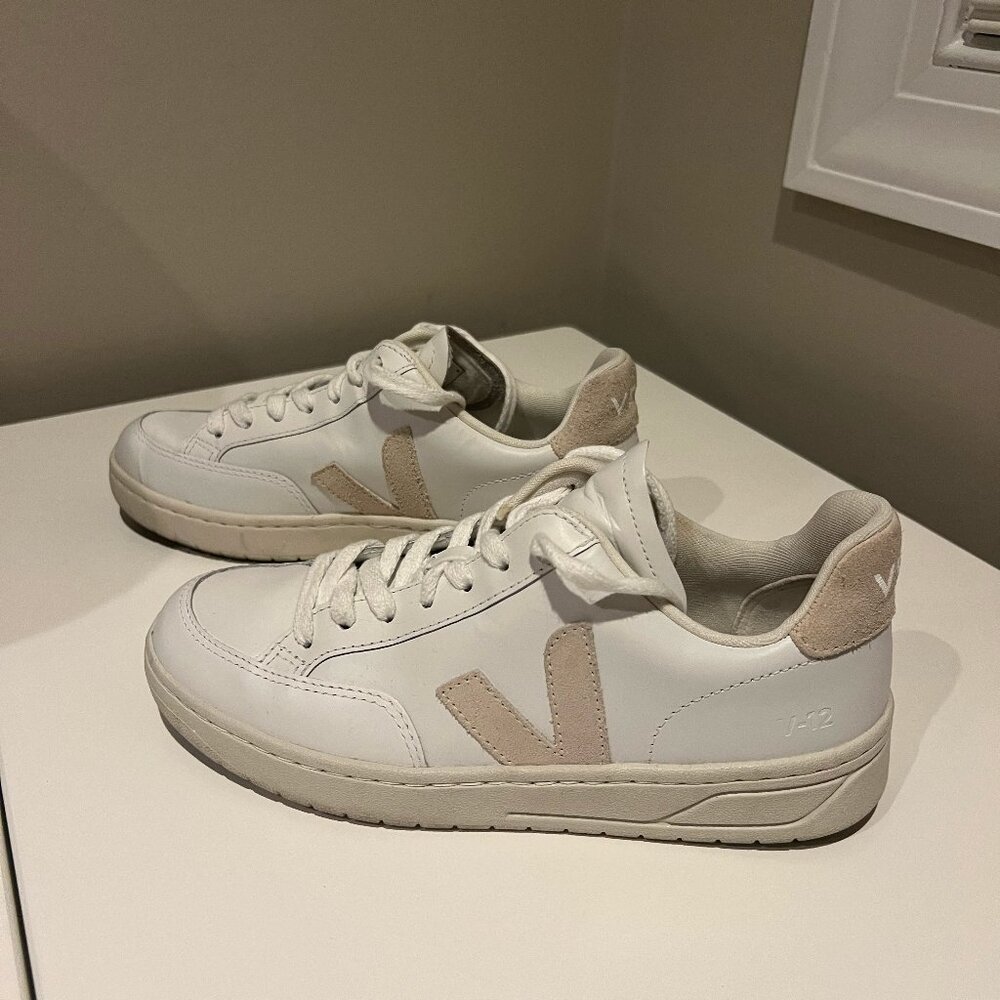 Veja V-12 Sneaker in Extra-White/Sable - Size 36